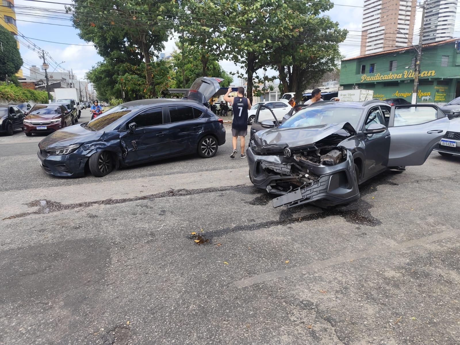 Colisão entre dois carros deixa passageira ferida e causa lentidão no trânsito em Belém.